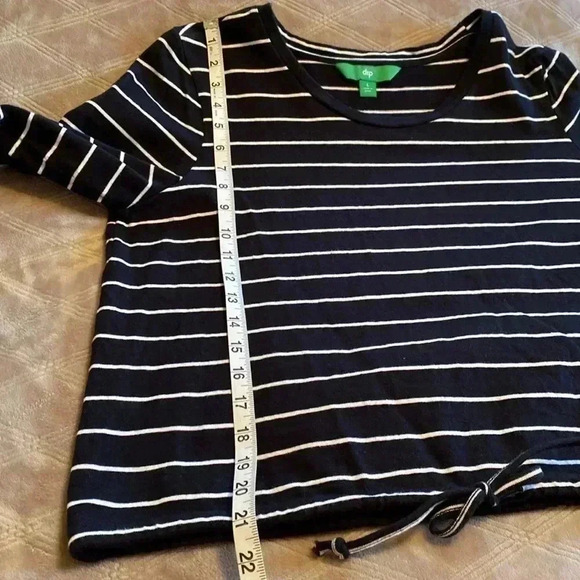 Dip Black with White Striped, Cropped Tie at the Bottom, 3/4 Sleeve Large Top. - Picture 10 of 12